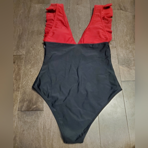 Cupshe v neck swimsuit - Picture 2 of 2